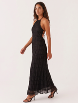 Rosa | Vestido maxi halter con volantes escalonados
